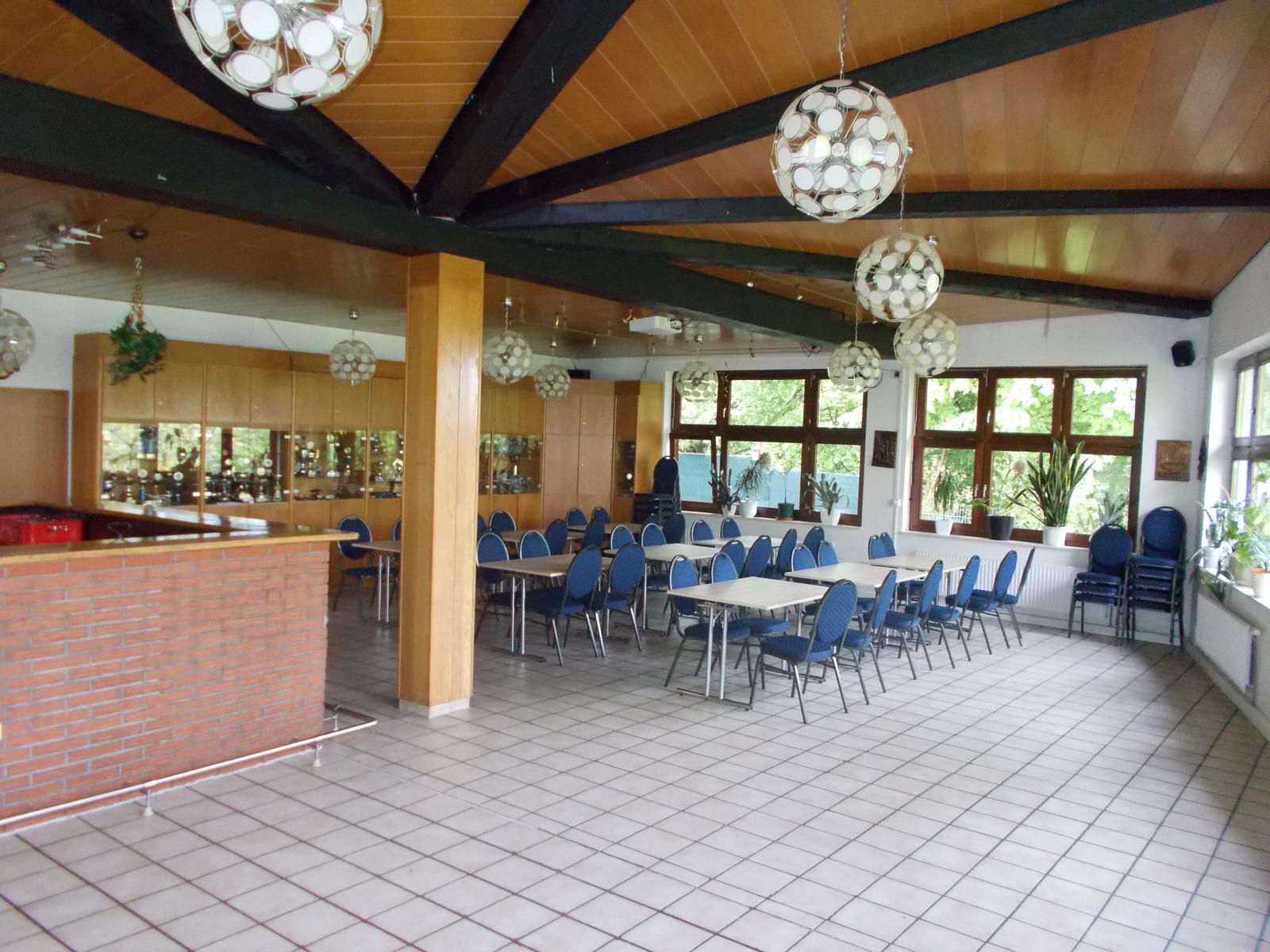 Saal mit Tischen